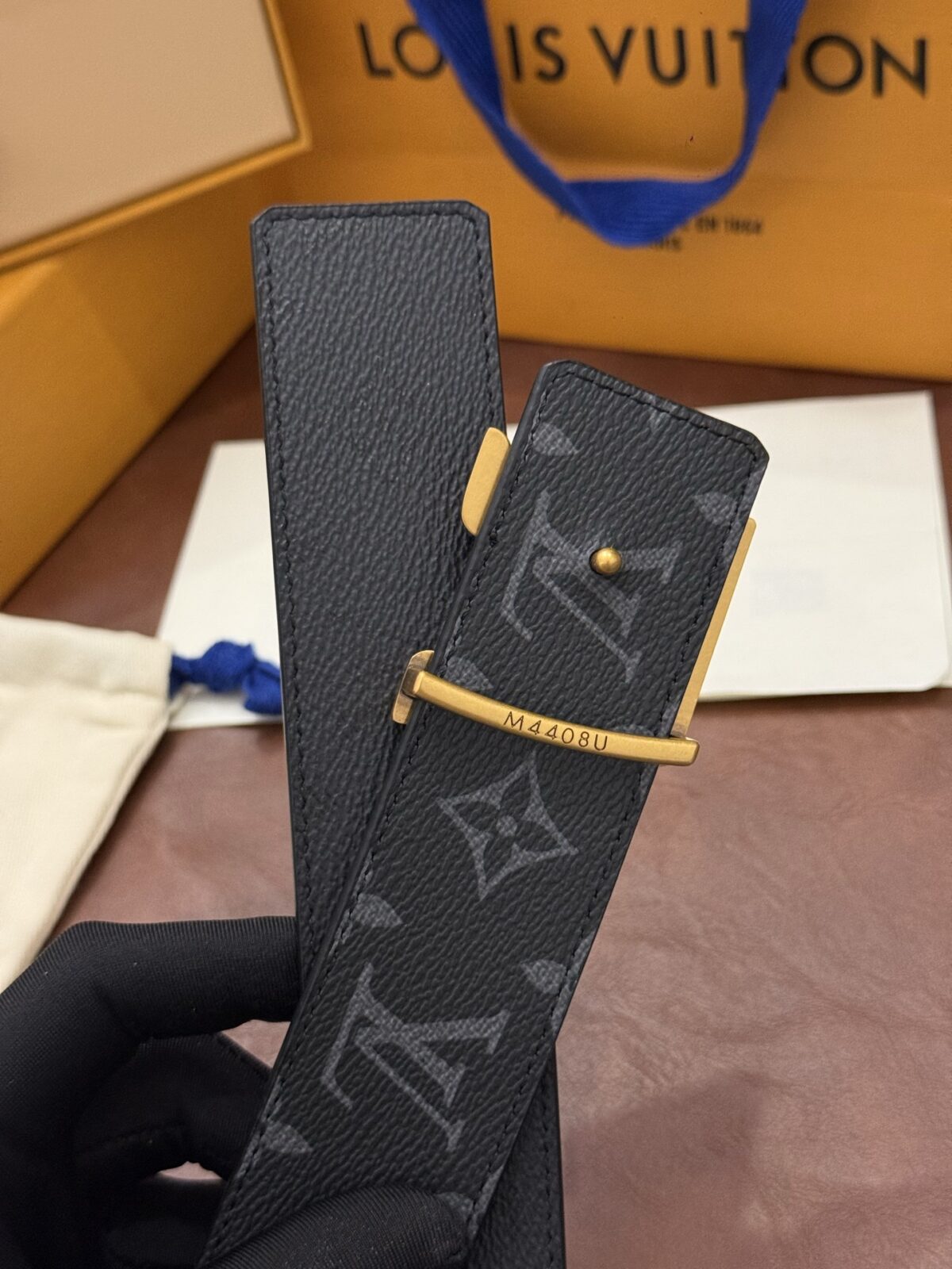 P140 本款 LV Initiales Monogram Midnight 40 毫米双面腰带精妙演绎品牌标识。双面帆布分别晕染不同色调。亮泽搭扣衬托隽永配色与经典图案的雅致蕴意。
