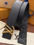 P140 本款 LV Initiales Monogram Midnight 40 毫米双面腰带精妙演绎品牌标识。双面帆布分别晕染不同色调。亮泽搭扣衬托隽永配色与经典图案的雅致蕴意。