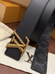 P140 本款 LV Initiales Monogram Midnight 40 毫米双面腰带精妙演绎品牌标识。双面帆布分别晕染不同色调。亮泽搭扣衬托隽永配色与经典图案的雅致蕴意。