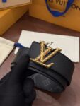 P140 本款 LV Initiales Monogram Midnight 40 毫米双面腰带精妙演绎品牌标识。双面帆布分别晕染不同色调。亮泽搭扣衬托隽永配色与经典图案的雅致蕴意。