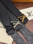 P140 本款 LV Initiales Monogram Midnight 40 毫米双面腰带精妙演绎品牌标识。双面帆布分别晕染不同色调。亮泽搭扣衬托隽永配色与经典图案的雅致蕴意。