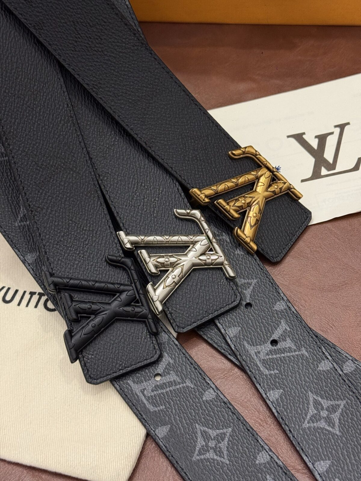 P140 本款 LV Initiales Monogram Midnight 40 毫米双面腰带精妙演绎品牌标识。双面帆布分别晕染不同色调。亮泽搭扣衬托隽永配色与经典图案的雅致蕴意。