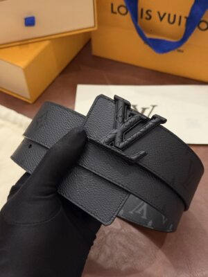 weigou_239982_0_7d6975febf P140 本款 LV Initiales Monogram Midnight 40 毫米双面腰带精妙演绎品牌标识。双面帆布分别晕染不同色调。亮泽搭扣衬托隽永配色与经典图案的雅致蕴意。