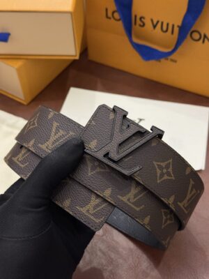 P140 本款 LV Initiales Monogram Midnight 40 毫米双面腰带精妙演绎品牌标识。双面帆布分别晕染不同色调。亮泽搭扣衬托隽永配色与经典图案的雅致蕴意。