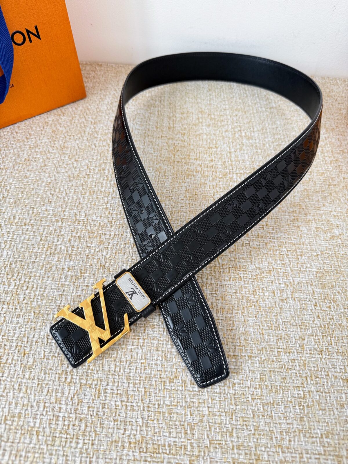 包装： 如图专柜包装，赠送打孔器，原版电子票，宽度3.8cm