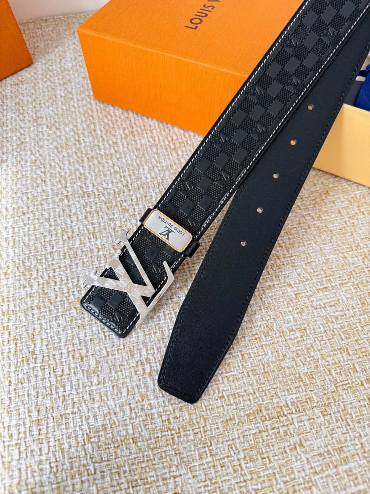 包装： 如图专柜包装，赠送打孔器，原版电子票，宽度3.8cm