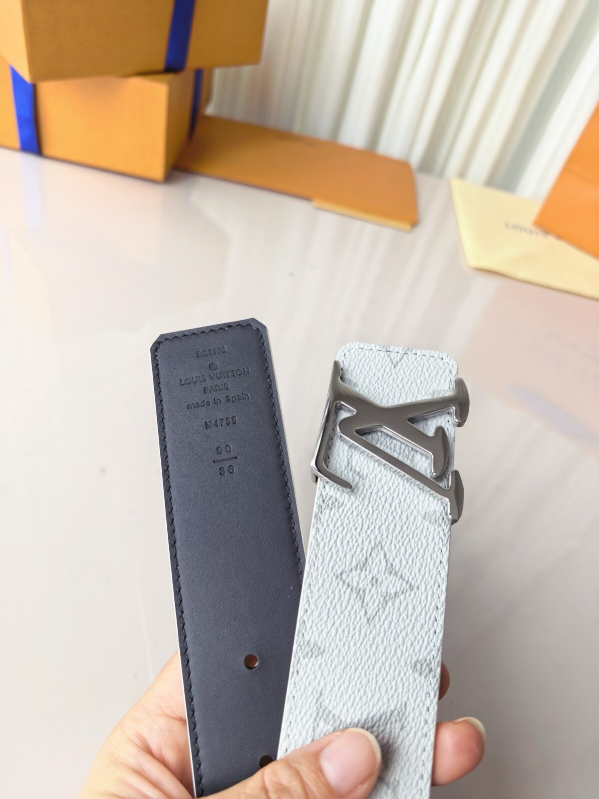 P140 当季新款， 正面：白色Monogram帆布，浅灰色老花暗纹老花，视觉清爽低调 - 反面：光滑黑色牛皮革，双面可佩戴，一条腰带两种风格 宽白花