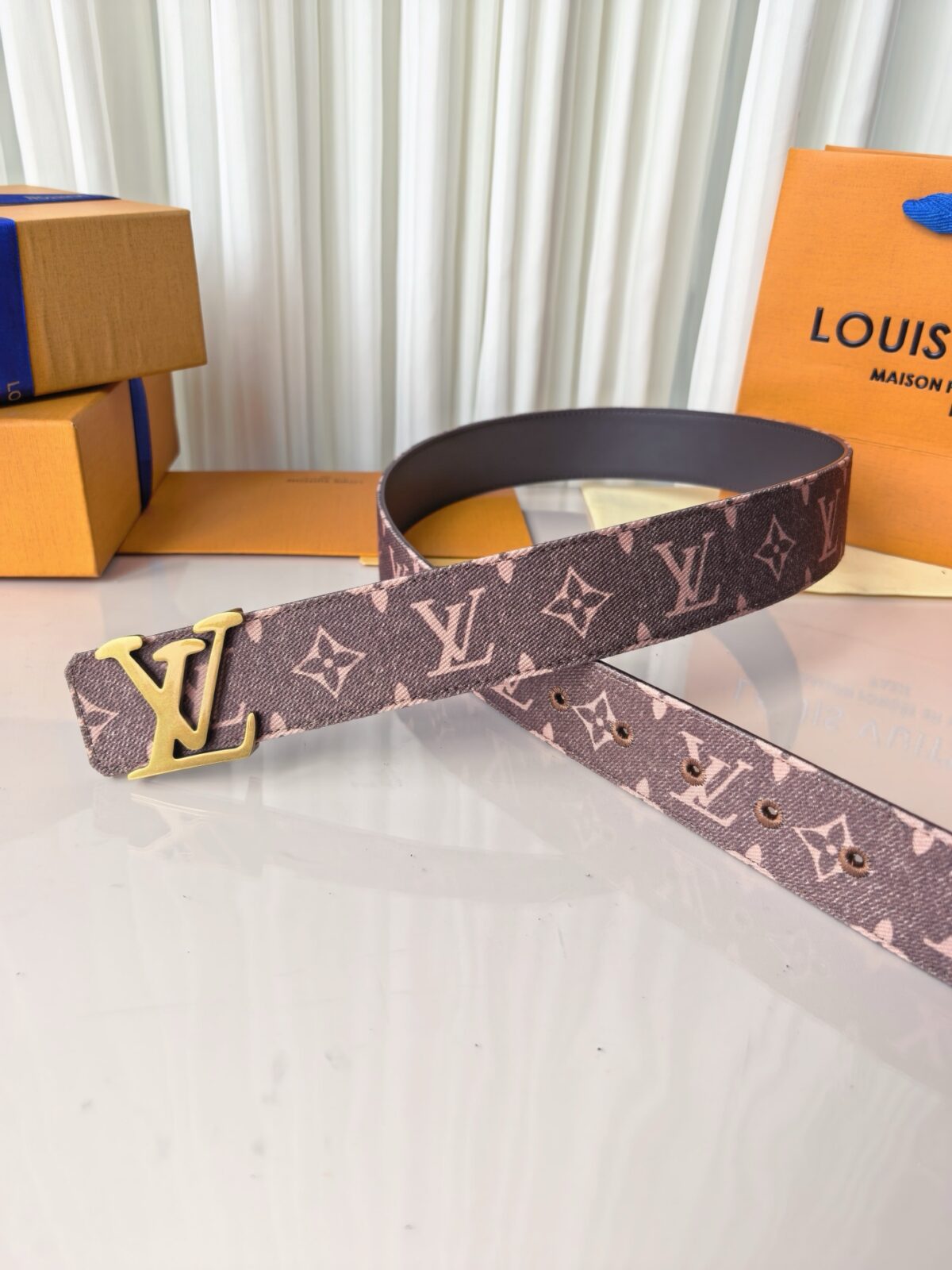 P140 LV 宽精品钢扣 丹宁老花牛仔腰带，Monogram牛仔提花复古有型，立体LV字母扣可选咖啡色牛皮一腰两穿，全套礼盒包装，丹宁风潮百搭有型