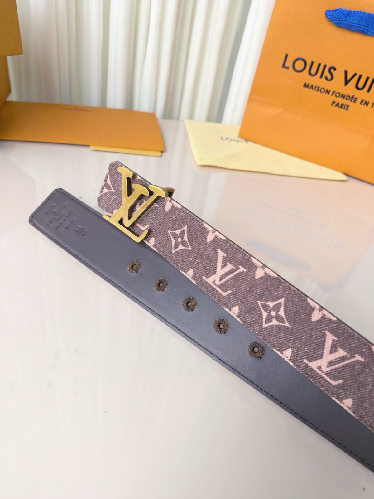 P140 LV 宽精品钢扣 丹宁老花牛仔腰带，Monogram牛仔提花复古有型，立体LV字母扣可选咖啡色牛皮一腰两穿，全套礼盒包装，丹宁风潮百搭有型