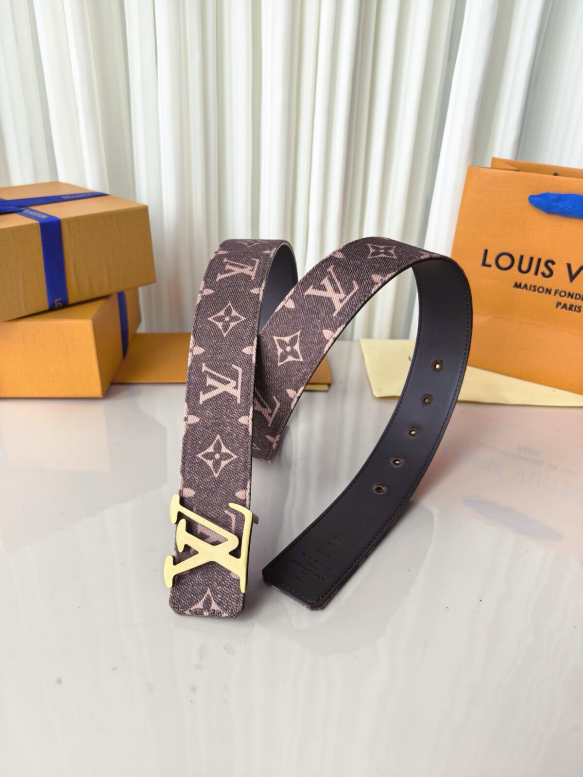 P140 LV 宽精品钢扣 丹宁老花牛仔腰带，Monogram牛仔提花复古有型，立体LV字母扣可选咖啡色牛皮一腰两穿，全套礼盒包装，丹宁风潮百搭有型