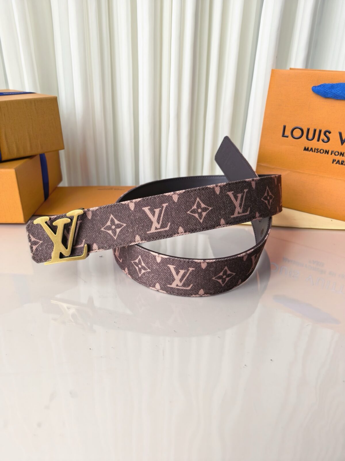 P140 LV 宽精品钢扣 丹宁老花牛仔腰带，Monogram牛仔提花复古有型，立体LV字母扣可选咖啡色牛皮一腰两穿，全套礼盒包装，丹宁风潮百搭有型
