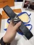 P145 LV（路易威登） 全套包装 40mm宽度 正品一体铸造五金钢扣，原厂皮料 双面原厂定制面料，可双面使用！区别市场货