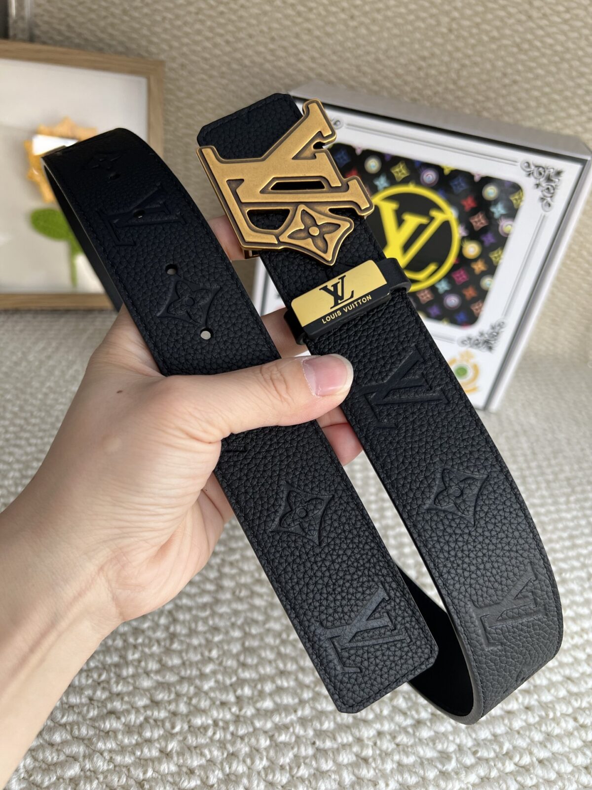 材质：原单牛皮腰带 百分百头层牛皮腰带✨保证真皮钢扣，专柜原单品质、做工精细，时尚大牌，送人自用首选