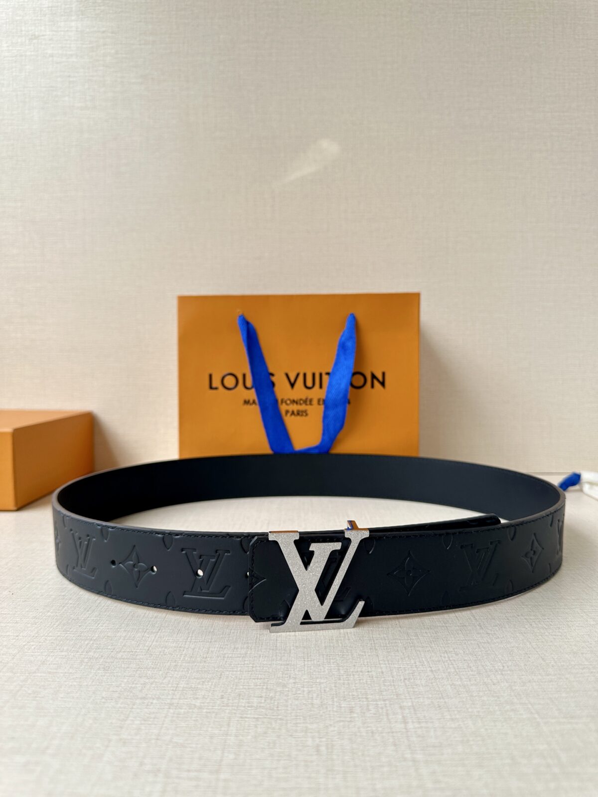 P140 宽 LV Initiales Pearls 双面皮革腰带以 Monogram 压纹和光滑质感演绎两式风尚，道出简约即是优雅的美学理念。LV Initiales 搭扣配新款烤漆扣平直端头再添考究气息Monogram 腰带