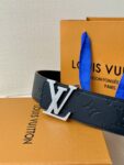 P140 宽 LV Initiales Pearls 双面皮革腰带以 Monogram 压纹和光滑质感演绎两式风尚，道出简约即是优雅的美学理念。LV Initiales 搭扣配新款烤漆扣平直端头再添考究气息Monogram 腰带