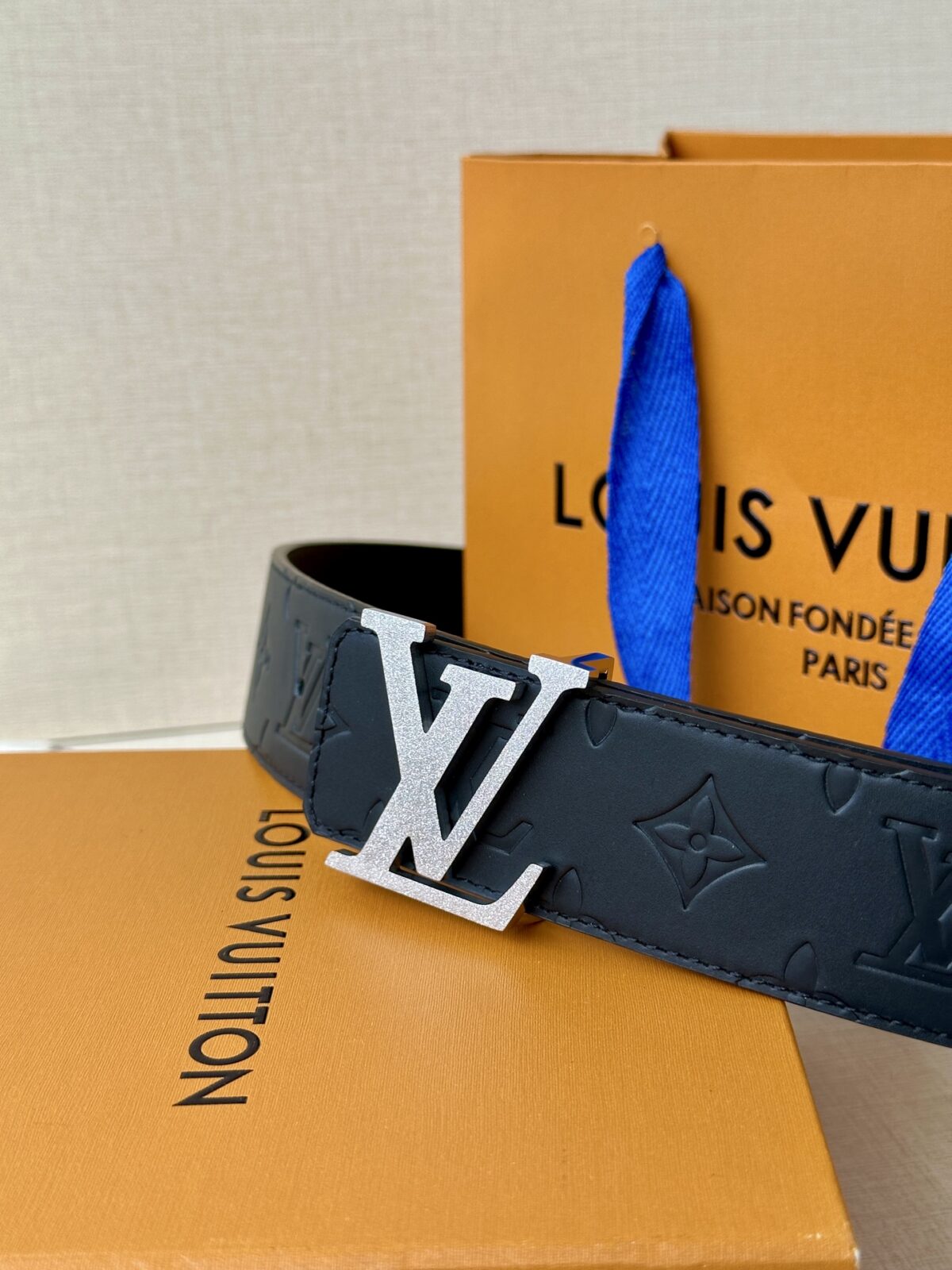 P140 宽 LV Initiales Pearls 双面皮革腰带以 Monogram 压纹和光滑质感演绎两式风尚，道出简约即是优雅的美学理念。LV Initiales 搭扣配新款烤漆扣平直端头再添考究气息Monogram 腰带