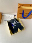 P140 宽 LV Initiales Pearls 双面皮革腰带以 Monogram 压纹和光滑质感演绎两式风尚，道出简约即是优雅的美学理念。LV Initiales 搭扣配新款烤漆扣平直端头再添考究气息Monogram 腰带