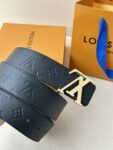 P140 宽 LV Initiales Pearls 双面皮革腰带以 Monogram 压纹和光滑质感演绎两式风尚，道出简约即是优雅的美学理念。LV Initiales 搭扣配新款烤漆扣平直端头再添考究气息Monogram 腰带