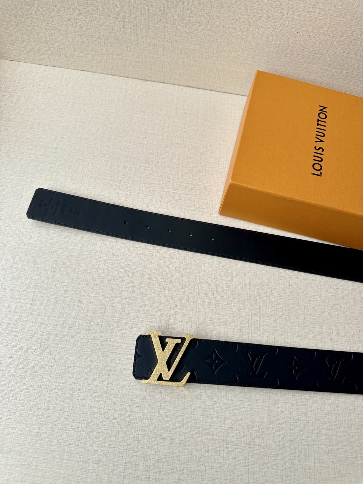 P140 宽 LV Initiales Pearls 双面皮革腰带以 Monogram 压纹和光滑质感演绎两式风尚，道出简约即是优雅的美学理念。LV Initiales 搭扣配新款烤漆扣平直端头再添考究气息Monogram 腰带