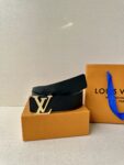 P140 宽 LV Initiales Pearls 双面皮革腰带以 Monogram 压纹和光滑质感演绎两式风尚，道出简约即是优雅的美学理念。LV Initiales 搭扣配新款烤漆扣平直端头再添考究气息Monogram 腰带