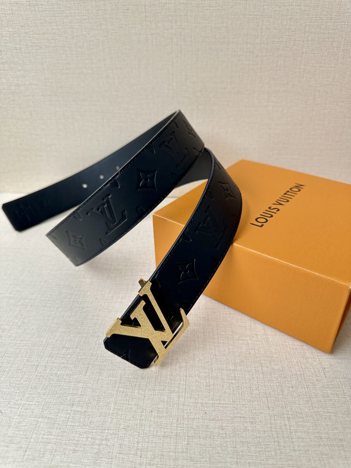 P140 宽 LV Initiales Pearls 双面皮革腰带以 Monogram 压纹和光滑质感演绎两式风尚，道出简约即是优雅的美学理念。LV Initiales 搭扣配新款烤漆扣平直端头再添考究气息Monogram 腰带