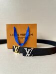 P140 宽 LV Initiales Pearls 双面皮革腰带以 Monogram 压纹和光滑质感演绎两式风尚，道出简约即是优雅的美学理念。LV Initiales 搭扣配新款烤漆扣平直端头再添考究气息Monogram 腰带