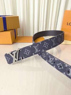 P140 LV 宽精品钢扣 丹宁老花牛仔腰带，Monogram牛仔提花复古有型，立体LV字母扣可选，反面黑色牛皮一腰两穿，全套礼盒包装，丹宁风潮百搭有型