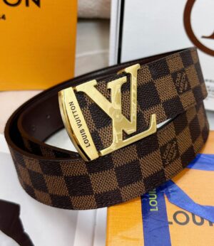 💯皮带：LV.路易威登️✈️顶级复刻-P140 💯腰带：原单品质🐂百分百进口头层牛皮，保证真皮。雕花镂空🌟工艺.真空电镀.永不掉色.24K纯钢扣🌈头层老花，黑格，棕格，黑花，格仔系列，永恒经典款🎨双面可用✨内穿尾巴暗扣自动滑道设计，专柜同等质量， 送人自用首选✈️ 💯包装： 请认准如图专柜包装，赠送打孔器，银联发票，宽度4.0cm