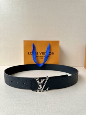 P140 宽 LV Initiales Pearls 双面皮革腰带以 Monogram 压纹和光滑质感演绎两式风尚，道出简约即是优雅的美学理念。LV Initiales 搭扣配新款烤漆扣平直端头再添考究气息Monogram 腰带