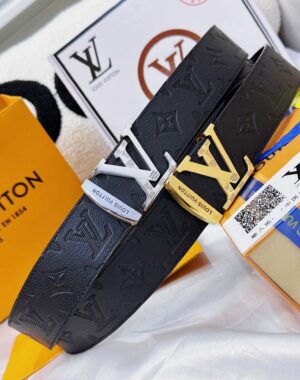 💯皮带：LV..路易..威登️✈️顶级复刻.P150 💯腰带：原单品质🐂百分百头层牛皮，保证真皮。雕花设计.真空电镀.永不掉色.24K纯钢扣🌈头层小牛皮荔枝纹印花系列🎨双面可用✨专柜同等质量， 送人自用首选✈️ 💯包装： 请认准如图专柜包装，赠送打孔器，银联发票，宽度3.8mm