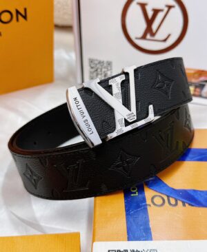 💯皮带：LV..路易..威登️✈️顶级复刻.P150 💯腰带：原单品质🐂百分百头层牛皮，保证真皮。雕花设计.真空电镀.永不掉色.24K纯钢扣🌈头层小牛皮荔枝纹印花系列🎨双面可用✨专柜同等质量， 送人自用首选✈️ 💯包装： 请认准如图专柜包装，赠送打孔器，银联发票，宽度3.8mm