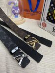 weigou_241130_0_0f79923280 品名:LV..路易..威登💕原单 P145 材质:原单牛皮腰带 百分百头层牛皮腰带✨保证真皮,24K纯钢扣,专柜原单品质、做工精细,时尚大牌,送人自用首选 包装: 请认准如图专柜包装💕赠送打孔器💞手提袋💕专柜礼盒💍宽度3.8CM