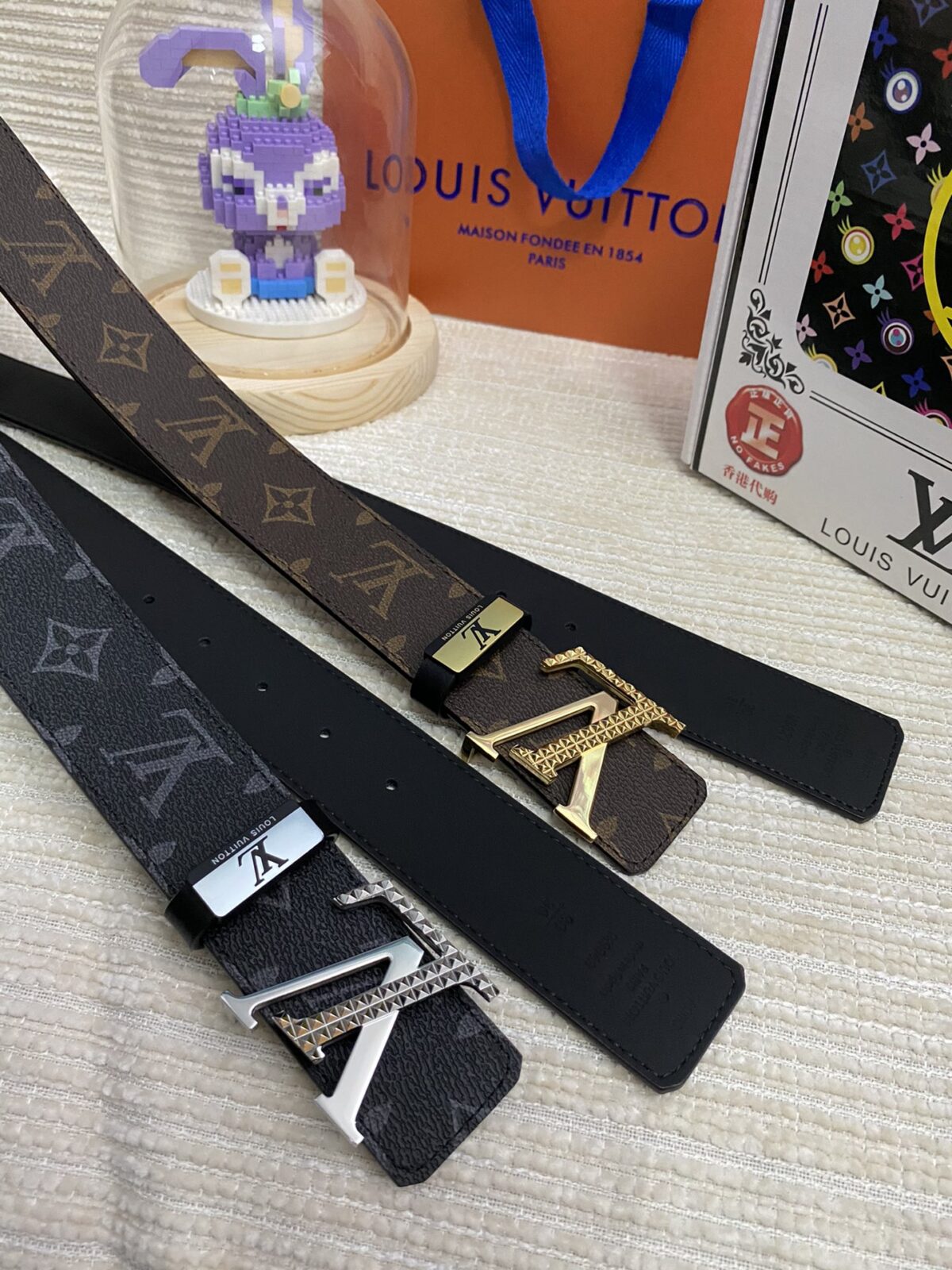 weigou_241130_0_0f79923280 品名:LV..路易..威登💕原单 P145 材质:原单牛皮腰带 百分百头层牛皮腰带✨保证真皮,24K纯钢扣,专柜原单品质、做工精细,时尚大牌,送人自用首选 包装: 请认准如图专柜包装💕赠送打孔器💞手提袋💕专柜礼盒💍宽度3.8CM