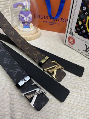 品名：LV..路易..威登💕原单 P145 材质：原单牛皮腰带 百分百头层牛皮腰带✨保证真皮，24K纯钢扣，专柜原单品质、做工精细，时尚大牌，送人自用首选 包装： 请认准如图专柜包装💕赠送打孔器💞手提袋💕专柜礼盒💍宽度3.8CM