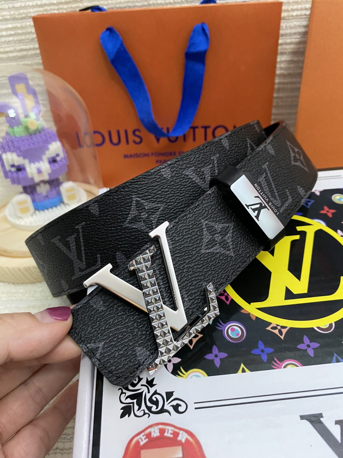 weigou_241130_1_dd56327378 品名:LV..路易..威登💕原单 P145 材质:原单牛皮腰带 百分百头层牛皮腰带✨保证真皮,24K纯钢扣,专柜原单品质、做工精细,时尚大牌,送人自用首选 包装: 请认准如图专柜包装💕赠送打孔器💞手提袋💕专柜礼盒💍宽度3.8CM