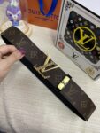 weigou_241130_4_e71d6bea5d 品名:LV..路易..威登💕原单 P145 材质:原单牛皮腰带 百分百头层牛皮腰带✨保证真皮,24K纯钢扣,专柜原单品质、做工精细,时尚大牌,送人自用首选 包装: 请认准如图专柜包装💕赠送打孔器💞手提袋💕专柜礼盒💍宽度3.8CM