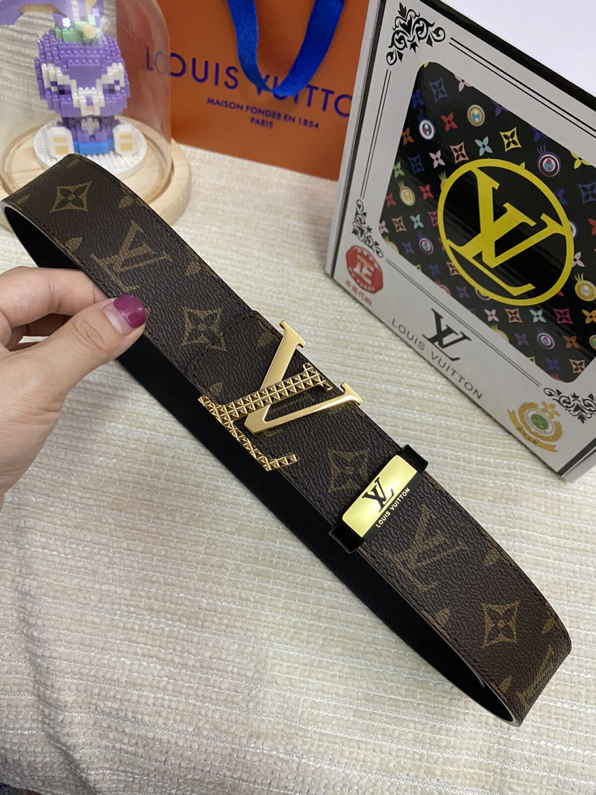 weigou_241130_4_e71d6bea5d 品名:LV..路易..威登💕原单 P145 材质:原单牛皮腰带 百分百头层牛皮腰带✨保证真皮,24K纯钢扣,专柜原单品质、做工精细,时尚大牌,送人自用首选 包装: 请认准如图专柜包装💕赠送打孔器💞手提袋💕专柜礼盒💍宽度3.8CM