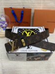 weigou_241130_6_dae35f9b31 品名:LV..路易..威登💕原单 P145 材质:原单牛皮腰带 百分百头层牛皮腰带✨保证真皮,24K纯钢扣,专柜原单品质、做工精细,时尚大牌,送人自用首选 包装: 请认准如图专柜包装💕赠送打孔器💞手提袋💕专柜礼盒💍宽度3.8CM