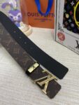 weigou_241130_8_f77d965779 品名:LV..路易..威登💕原单 P145 材质:原单牛皮腰带 百分百头层牛皮腰带✨保证真皮,24K纯钢扣,专柜原单品质、做工精细,时尚大牌,送人自用首选 包装: 请认准如图专柜包装💕赠送打孔器💞手提袋💕专柜礼盒💍宽度3.8CM