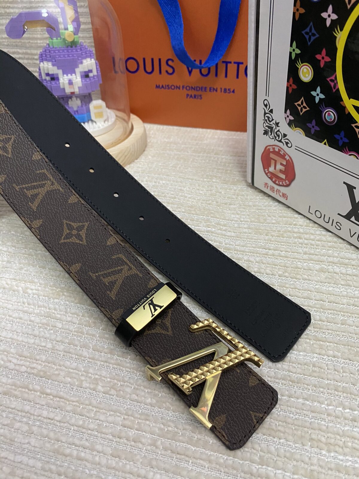 weigou_241130_8_f77d965779 品名:LV..路易..威登💕原单 P145 材质:原单牛皮腰带 百分百头层牛皮腰带✨保证真皮,24K纯钢扣,专柜原单品质、做工精细,时尚大牌,送人自用首选 包装: 请认准如图专柜包装💕赠送打孔器💞手提袋💕专柜礼盒💍宽度3.8CM