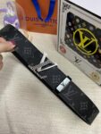 品名：LV..路易..威登💕原单 P145 材质：原单牛皮腰带 百分百头层牛皮腰带✨保证真皮，24K纯钢扣，专柜原单品质、做工精细，时尚大牌，送人自用首选 包装： 请认准如图专柜包装💕赠送打孔器💞手提袋💕专柜礼盒💍宽度3.8CM