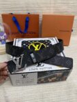 品名：LV..路易..威登💕原单 P145 材质：原单牛皮腰带 百分百头层牛皮腰带✨保证真皮，24K纯钢扣，专柜原单品质、做工精细，时尚大牌，送人自用首选 包装： 请认准如图专柜包装💕赠送打孔器💞手提袋💕专柜礼盒💍宽度3.8CM