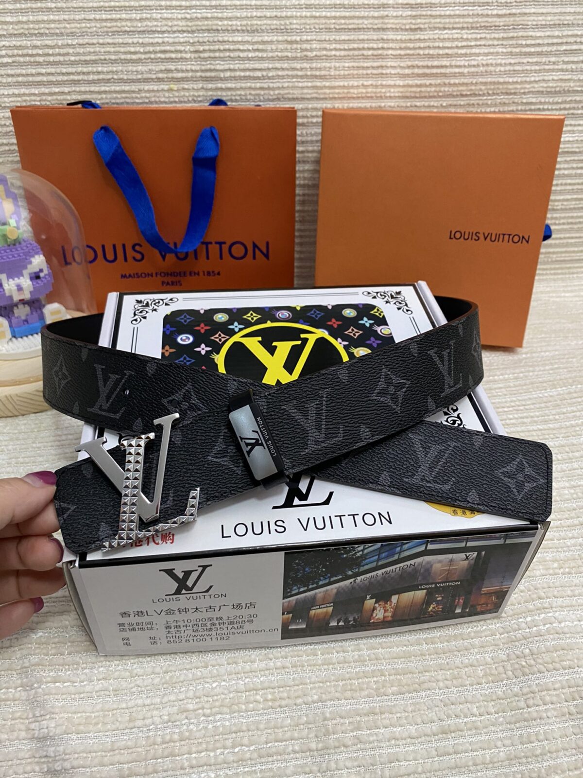品名：LV..路易..威登💕原单 P145 材质：原单牛皮腰带 百分百头层牛皮腰带✨保证真皮，24K纯钢扣，专柜原单品质、做工精细，时尚大牌，送人自用首选 包装： 请认准如图专柜包装💕赠送打孔器💞手提袋💕专柜礼盒💍宽度3.8CM