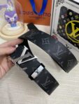 品名：LV..路易..威登💕原单 P145 材质：原单牛皮腰带 百分百头层牛皮腰带✨保证真皮，24K纯钢扣，专柜原单品质、做工精细，时尚大牌，送人自用首选 包装： 请认准如图专柜包装💕赠送打孔器💞手提袋💕专柜礼盒💍宽度3.8CM
