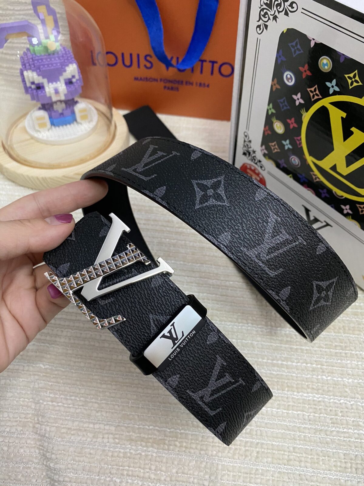 品名：LV..路易..威登💕原单 P145 材质：原单牛皮腰带 百分百头层牛皮腰带✨保证真皮，24K纯钢扣，专柜原单品质、做工精细，时尚大牌，送人自用首选 包装： 请认准如图专柜包装💕赠送打孔器💞手提袋💕专柜礼盒💍宽度3.8CM
