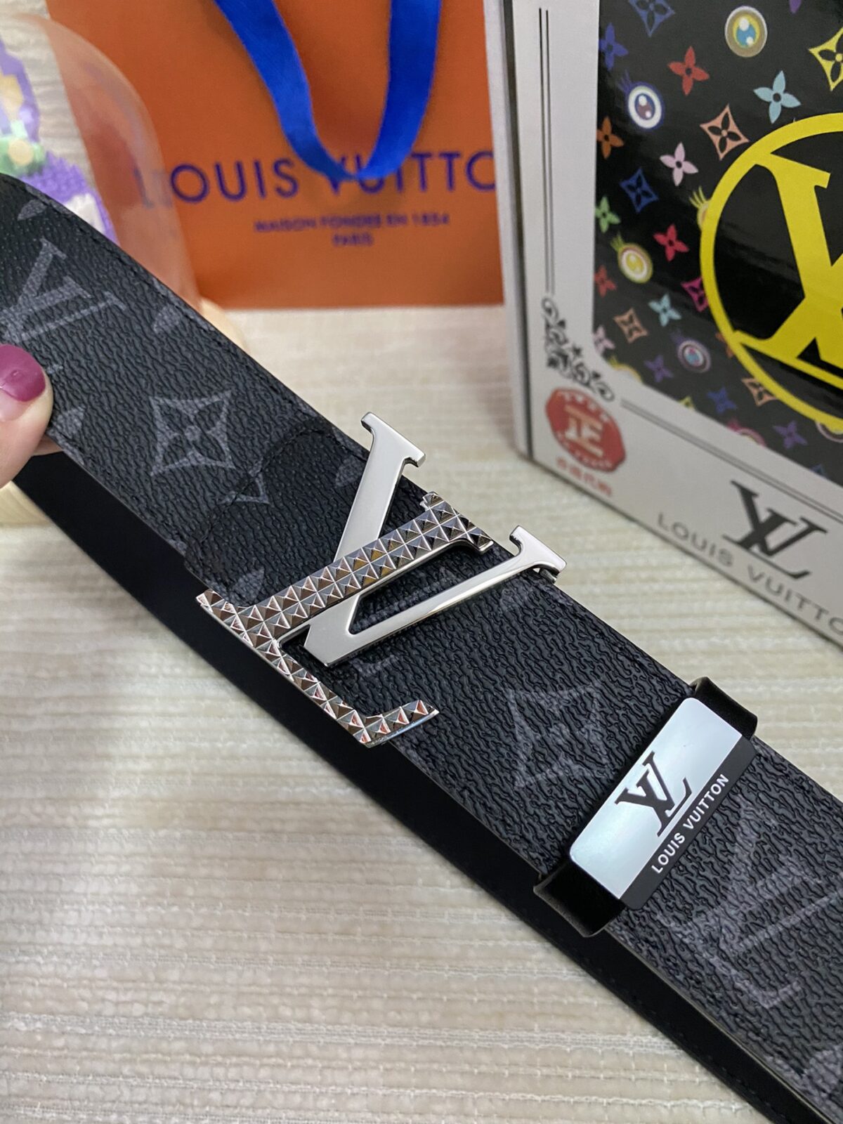 品名：LV..路易..威登💕原单 P145 材质：原单牛皮腰带 百分百头层牛皮腰带✨保证真皮，24K纯钢扣，专柜原单品质、做工精细，时尚大牌，送人自用首选 包装： 请认准如图专柜包装💕赠送打孔器💞手提袋💕专柜礼盒💍宽度3.8CM