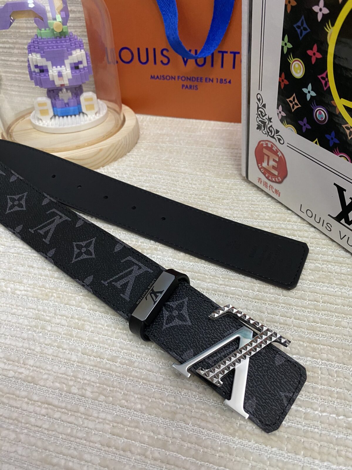 品名：LV..路易..威登💕原单 P145 材质：原单牛皮腰带 百分百头层牛皮腰带✨保证真皮，24K纯钢扣，专柜原单品质、做工精细，时尚大牌，送人自用首选 包装： 请认准如图专柜包装💕赠送打孔器💞手提袋💕专柜礼盒💍宽度3.8CM