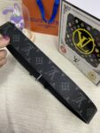 品名：LV..路易..威登💕原单 P145 材质：原单牛皮腰带 百分百头层牛皮腰带✨保证真皮，24K纯钢扣，专柜原单品质、做工精细，时尚大牌，送人自用首选 包装： 请认准如图专柜包装💕赠送打孔器💞手提袋💕专柜礼盒💍宽度3.8CM