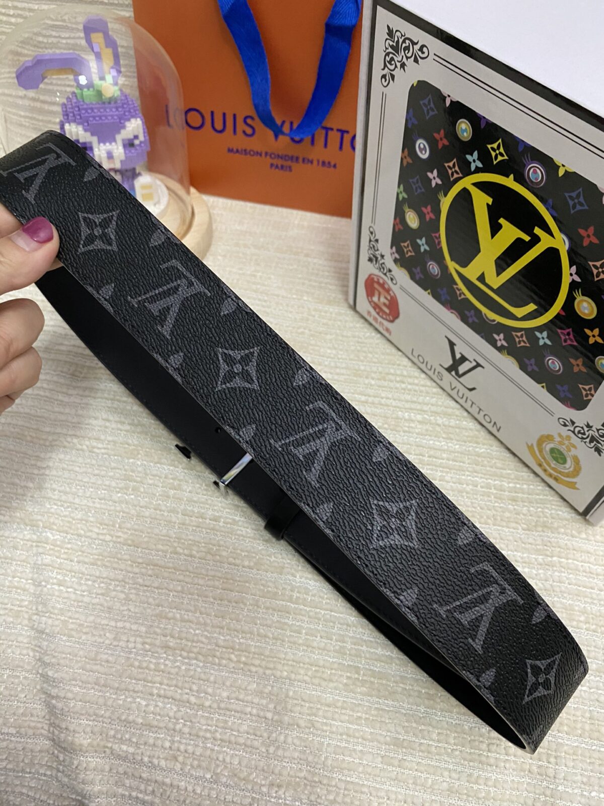 品名：LV..路易..威登💕原单 P145 材质：原单牛皮腰带 百分百头层牛皮腰带✨保证真皮，24K纯钢扣，专柜原单品质、做工精细，时尚大牌，送人自用首选 包装： 请认准如图专柜包装💕赠送打孔器💞手提袋💕专柜礼盒💍宽度3.8CM