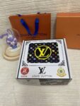 品名：LV..路易..威登💕原单 P145 材质：原单牛皮腰带 百分百头层牛皮腰带✨保证真皮，24K纯钢扣，专柜原单品质、做工精细，时尚大牌，送人自用首选 包装： 请认准如图专柜包装💕赠送打孔器💞手提袋💕专柜礼盒💍宽度3.8CM